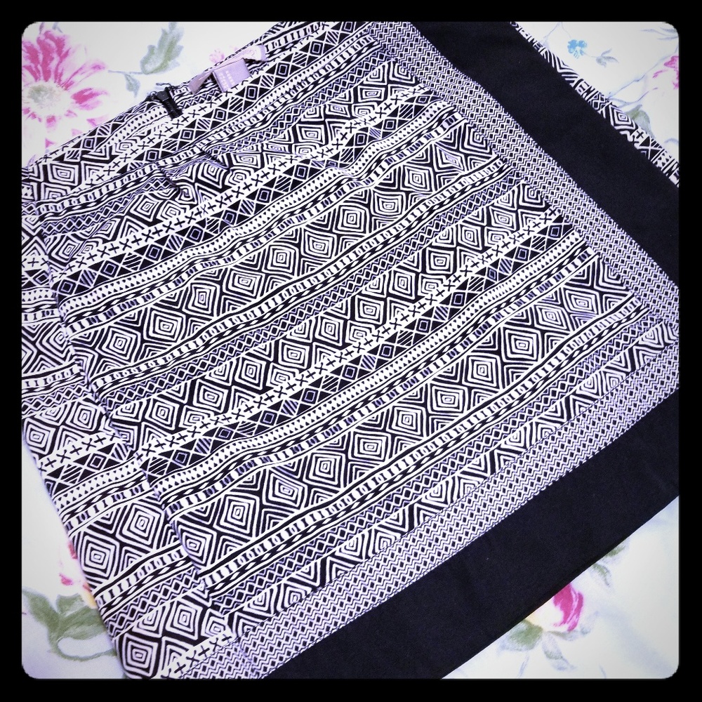 Love 21 Black patterned skirt